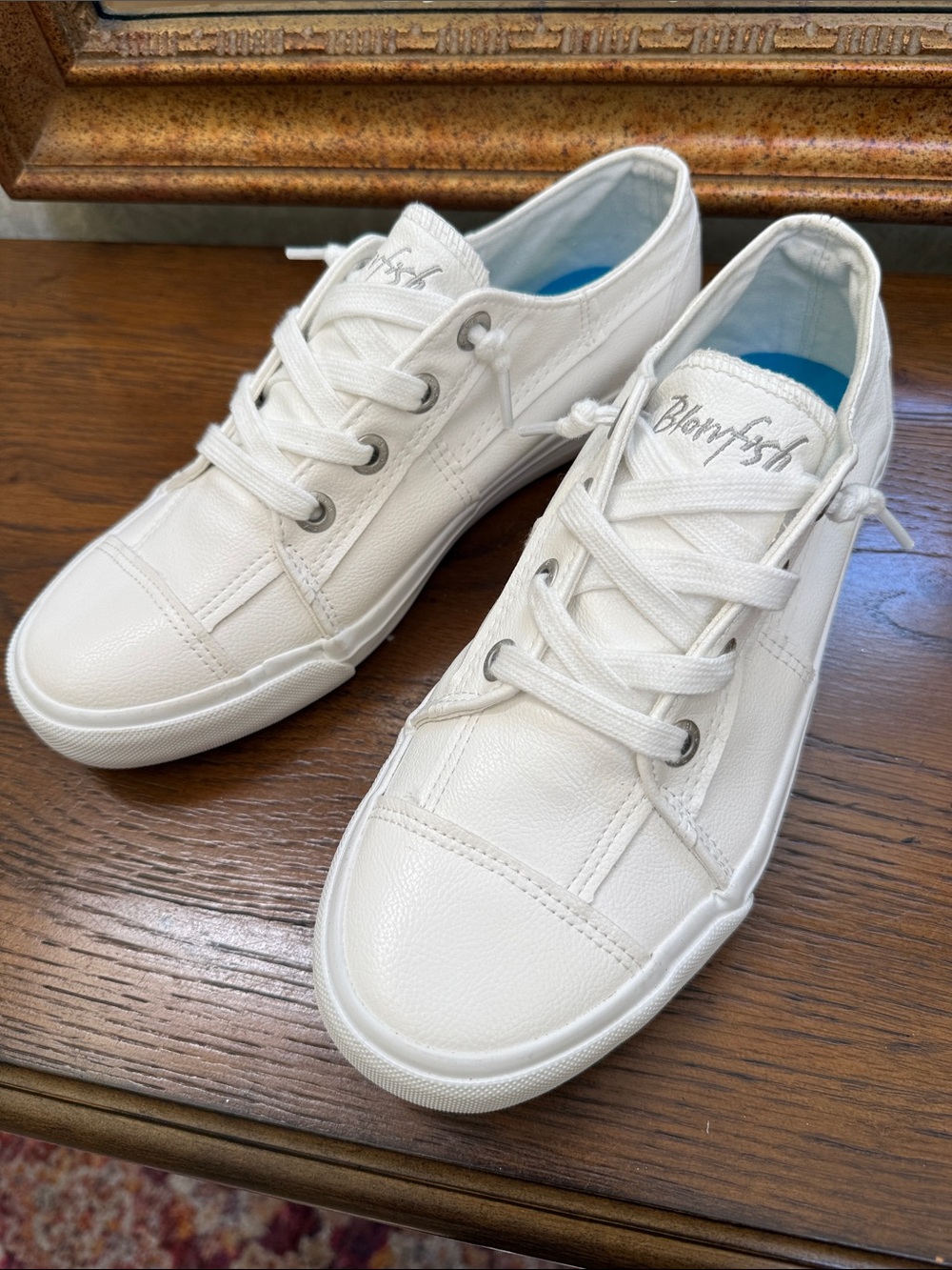 New w/o tag. Blowfish White faux leather pre Lace-Up Casual Sneakers. Size 9.